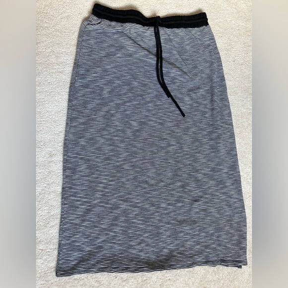 Joe Fresh knit pencil skirt with side slit - Picture 1 of 2